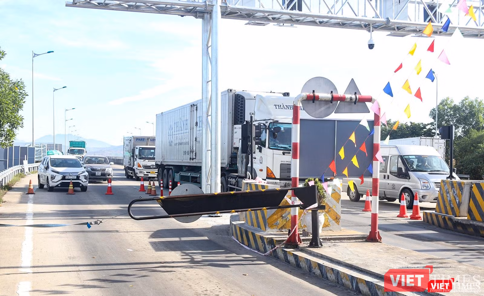 Phương tiện nối đuôi qua trạm