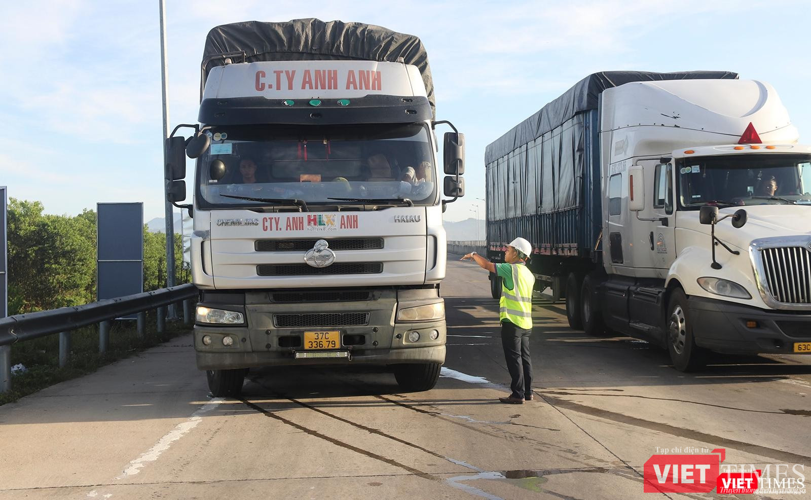 Nhân viên trạmh thu phí được điều động để phân làn