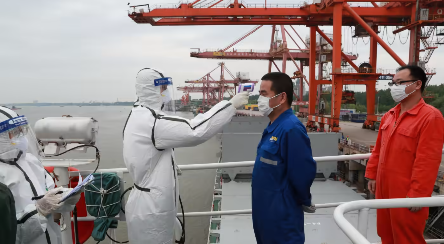 Nhân viên y tế kiểm tra COVID-19 một nhân viên cảng tại Vũ Hán trong tháng 5/2020. (Ảnh: Reuters)