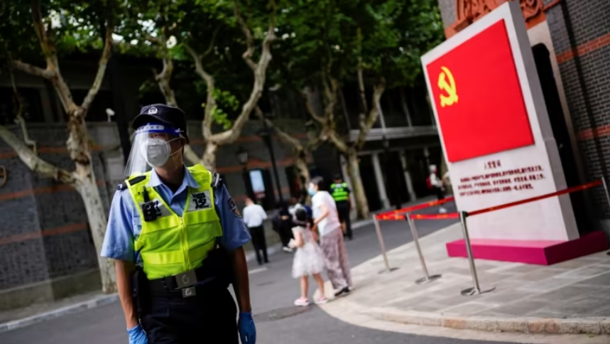 Nhân viên an ninh kiểm tra việc thực thi lệnh phong tỏa ở Thượng Hải ngày 1/7. (Ảnh: Reuters)