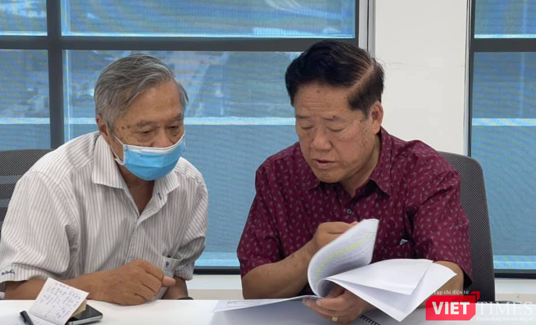 GS. Phùng Đắc Cam (bên phải) thảo luận với các chuyên gia (Ảnh - NVCC)