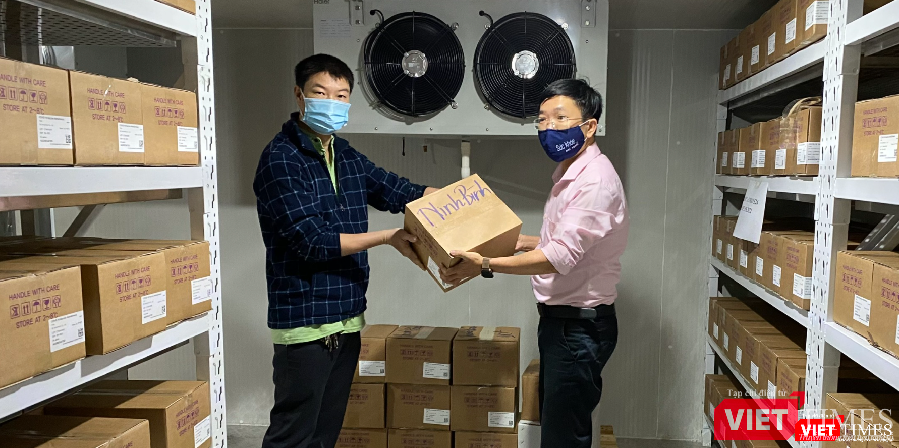 TS. BS. Phạm Quang Thái kiểm tra từng lô vaccine phòng COVID-19 trước khi chuyển đi cho các tỉnh (Ảnh - NVCC) TS. BS. Phạm Quang Thái kiểm tra từng lô vaccine phòng COVID-19 trước khi chuyển đi cho các tỉnh (Ảnh - NVCC)