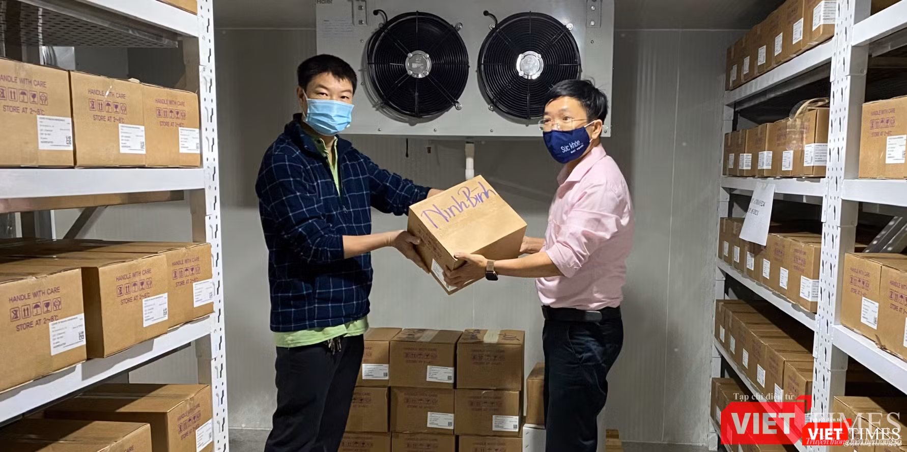 TS. BS. Phạm Quang Thái kiểm tra từng lô vaccine phòng COVID-19 trước khi chuyển đi cho các tỉnh (Ảnh - NVCC)