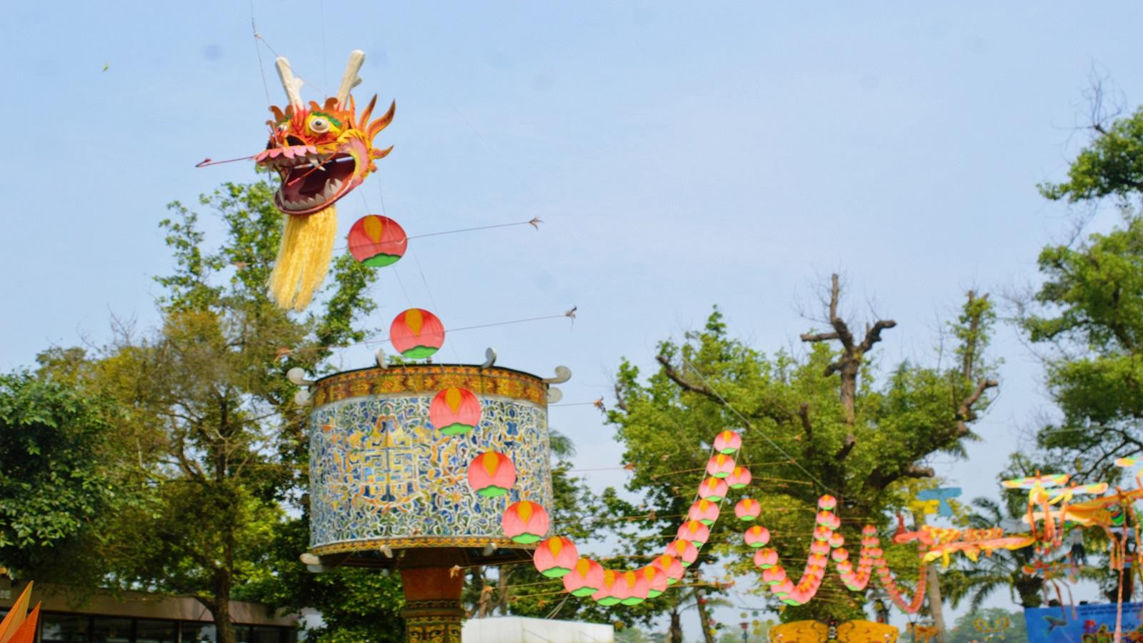 Diều rồng được thả lên bầu trời