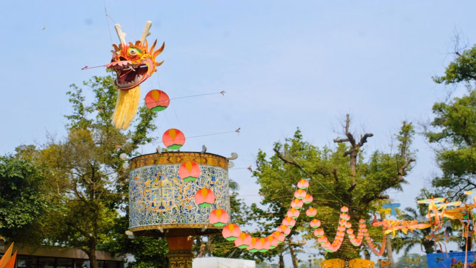 Diều rồng được thả lên bầu trời