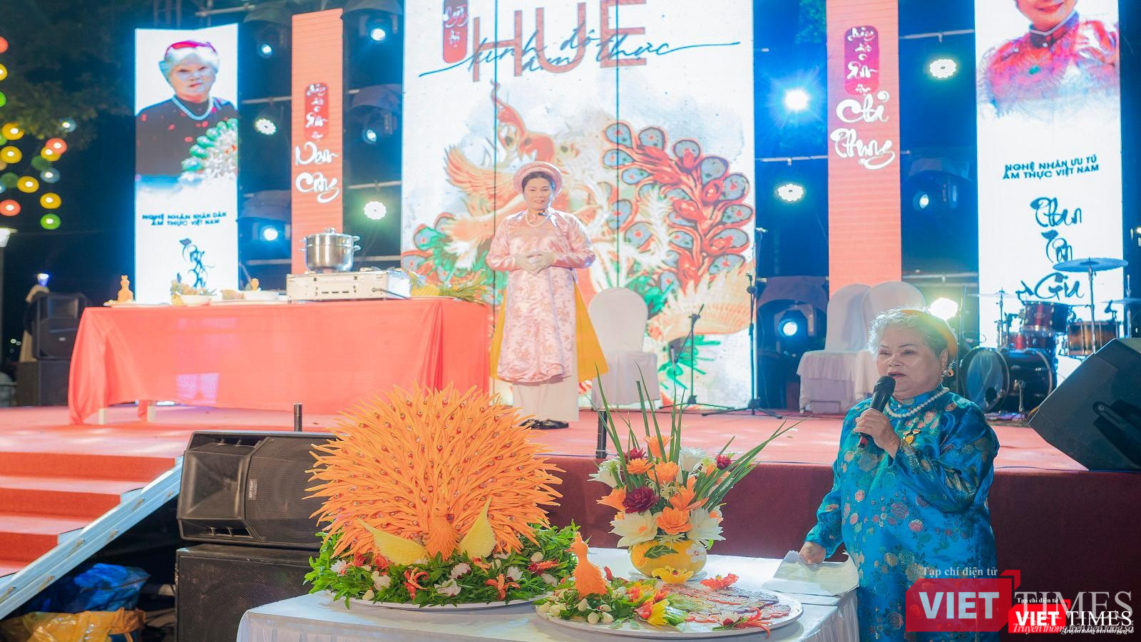 Nghệ nhân nhân dân Tôn Nữ Thị Hà giới thiệu món "nem công"