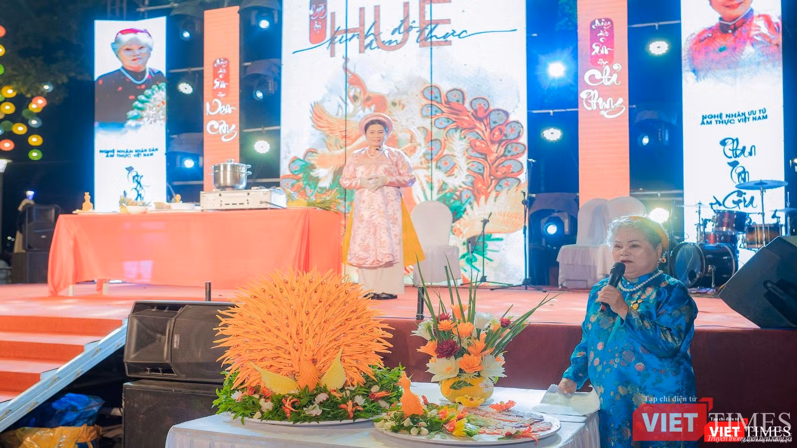 Nghệ nhân nhân dân Tôn Nữ Thị Hà giới thiệu món "nem công"