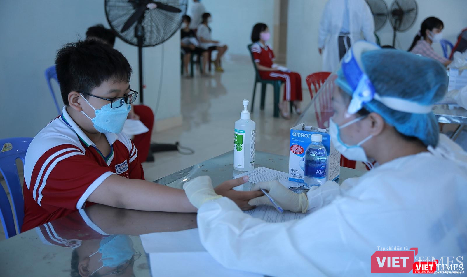 Trẻ được kiểm tra lâm sàng trước khi tiêm vaccine phòng COVID-19