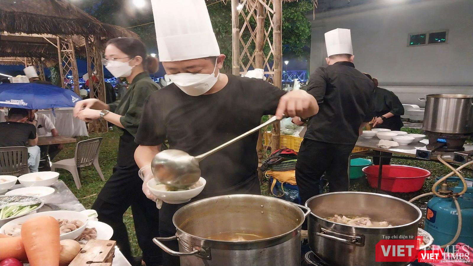 Đầu bếp nấu món bùn bò Huế