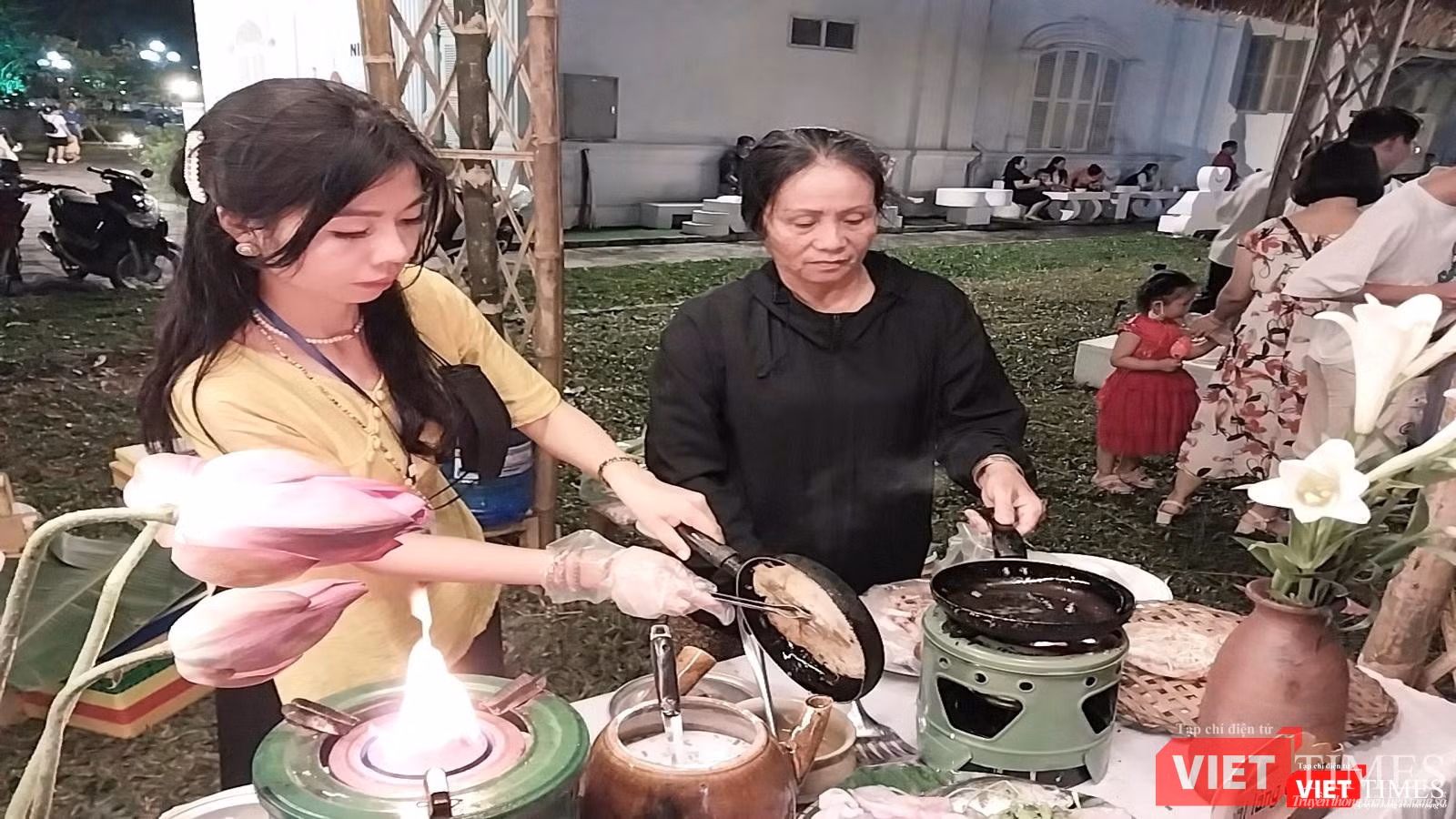 Trình diễn làm bánh khoái làng Chuồn