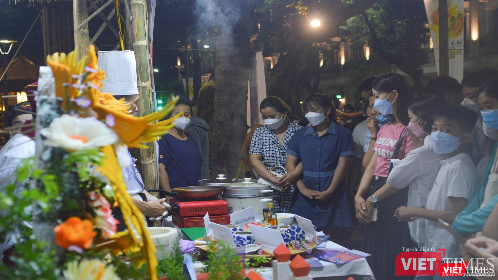 Du khách hứng thú xem các nghệ nhân ẩm thực trình diễn