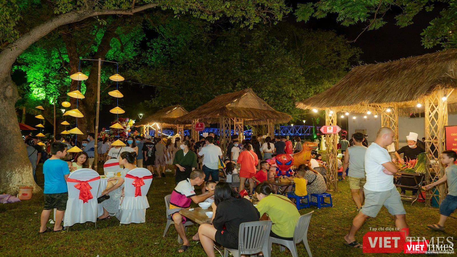 Du khách thưởng thức các món ăn