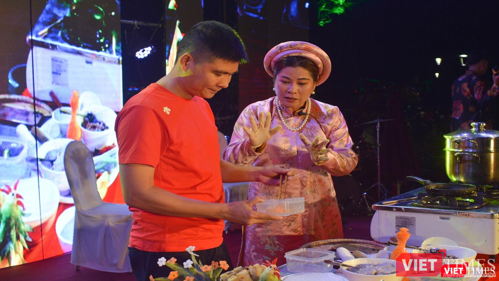 Du khách trải nghiệm làm chả phượng