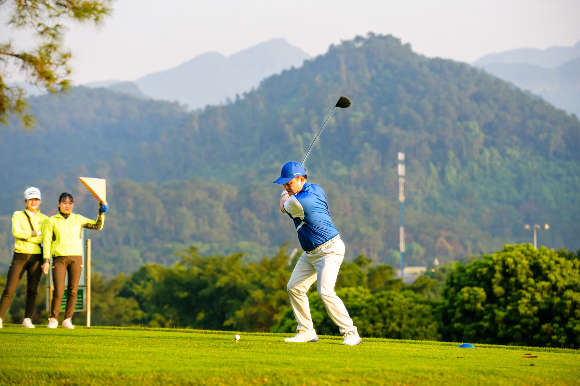 Những cú đánh đẹp mắt, những giây phút căng thẳng xen lẫn những nụ cười trên sân cỏ đã thực sự thể hiện tinh thần của Giải golf "Vòng tay nhân ái"