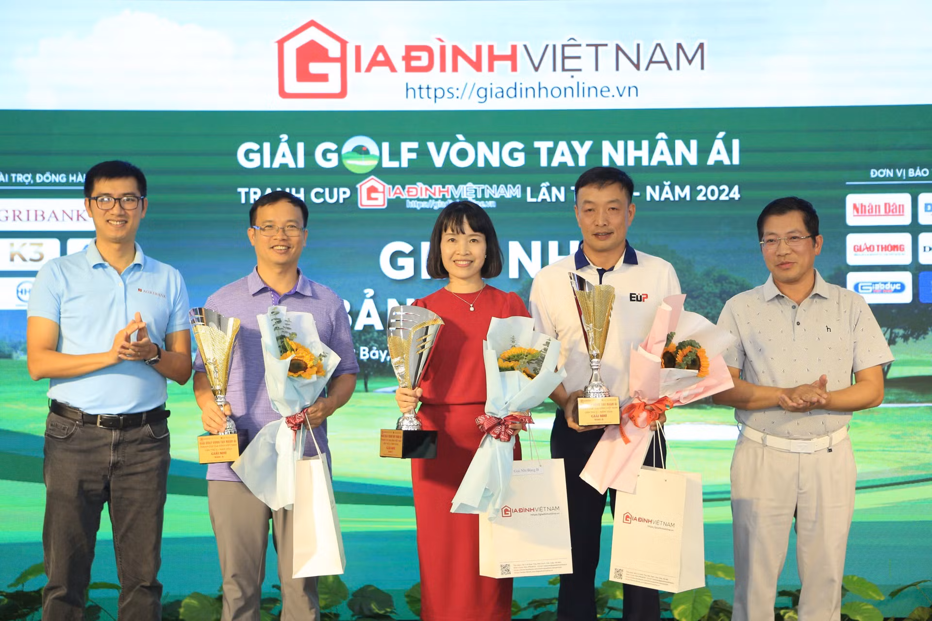 Ông Lưu Đình Phúc, Cục trưởng Cục Báo chí (ngoài cùng bên phải) trao giải Nhì chung cuộc cho các Golfer