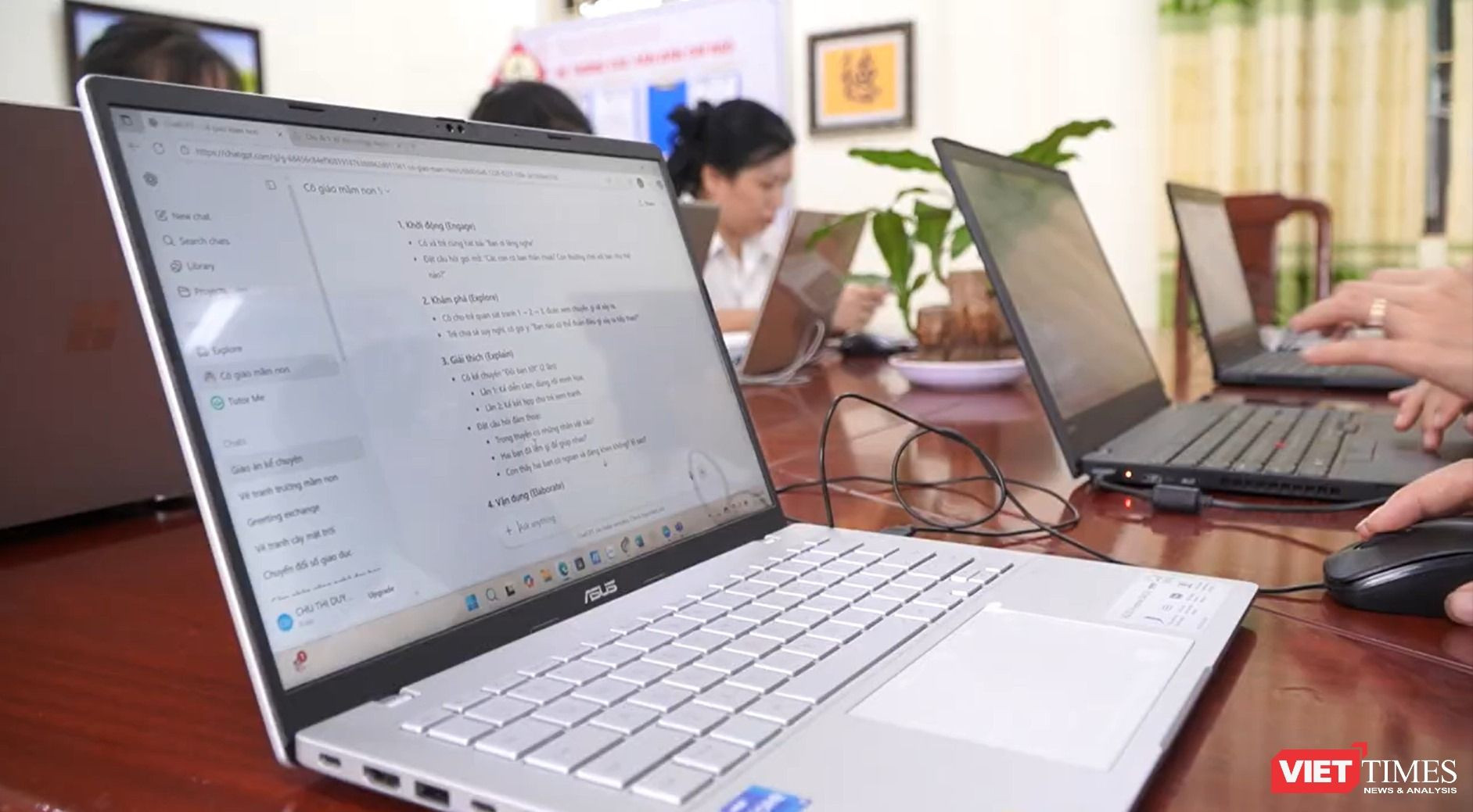 Chat bot co mam non truong Huong sen.jpg