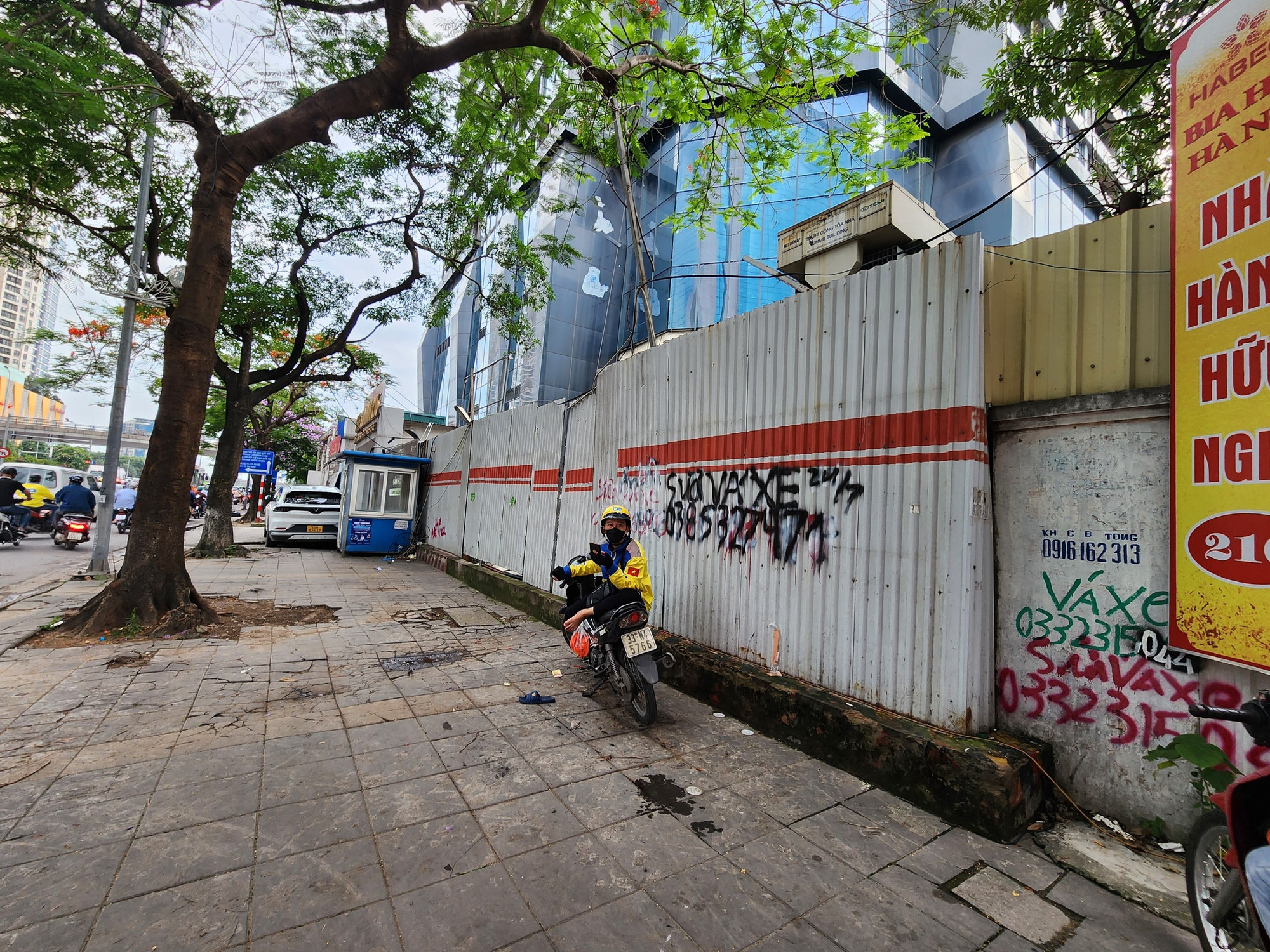 Diện tích các căn hộ từ 86,4m2-145,4m2. Giá chào bán căn hộ của dự án Summit Building từ 4,6-9,5 tỷ đồng, tùy diện tích. Thời gian dự kiến bàn giao là tháng 3/2024. Tuy nhiên, theo quan sát của PV Báo Giao thông, hiện nay dự án đang dừng triển khai, không có công nhân nào tại công trường. Kính phủ ngoài bám bụi, sắt thép vật liệu đang làm dở có hiện tượng hoen gỉ.