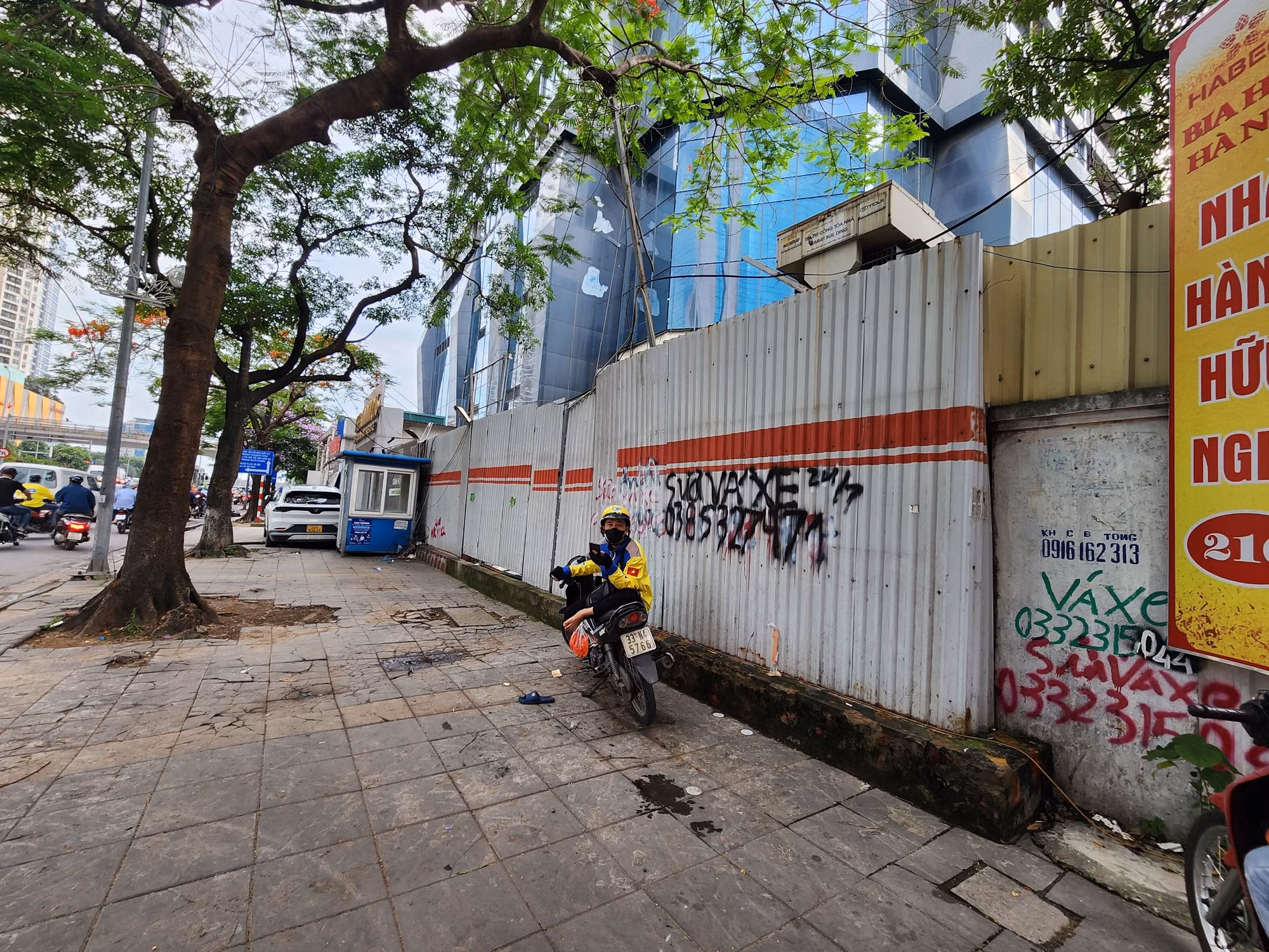 Diện tích các căn hộ từ 86,4m2-145,4m2. Giá chào bán căn hộ của dự án Summit Building từ 4,6-9,5 tỷ đồng, tùy diện tích. Thời gian dự kiến bàn giao là tháng 3/2024. Tuy nhiên, theo quan sát của PV Báo Giao thông, hiện nay dự án đang dừng triển khai, không có công nhân nào tại công trường. Kính phủ ngoài bám bụi, sắt thép vật liệu đang làm dở có hiện tượng hoen gỉ.