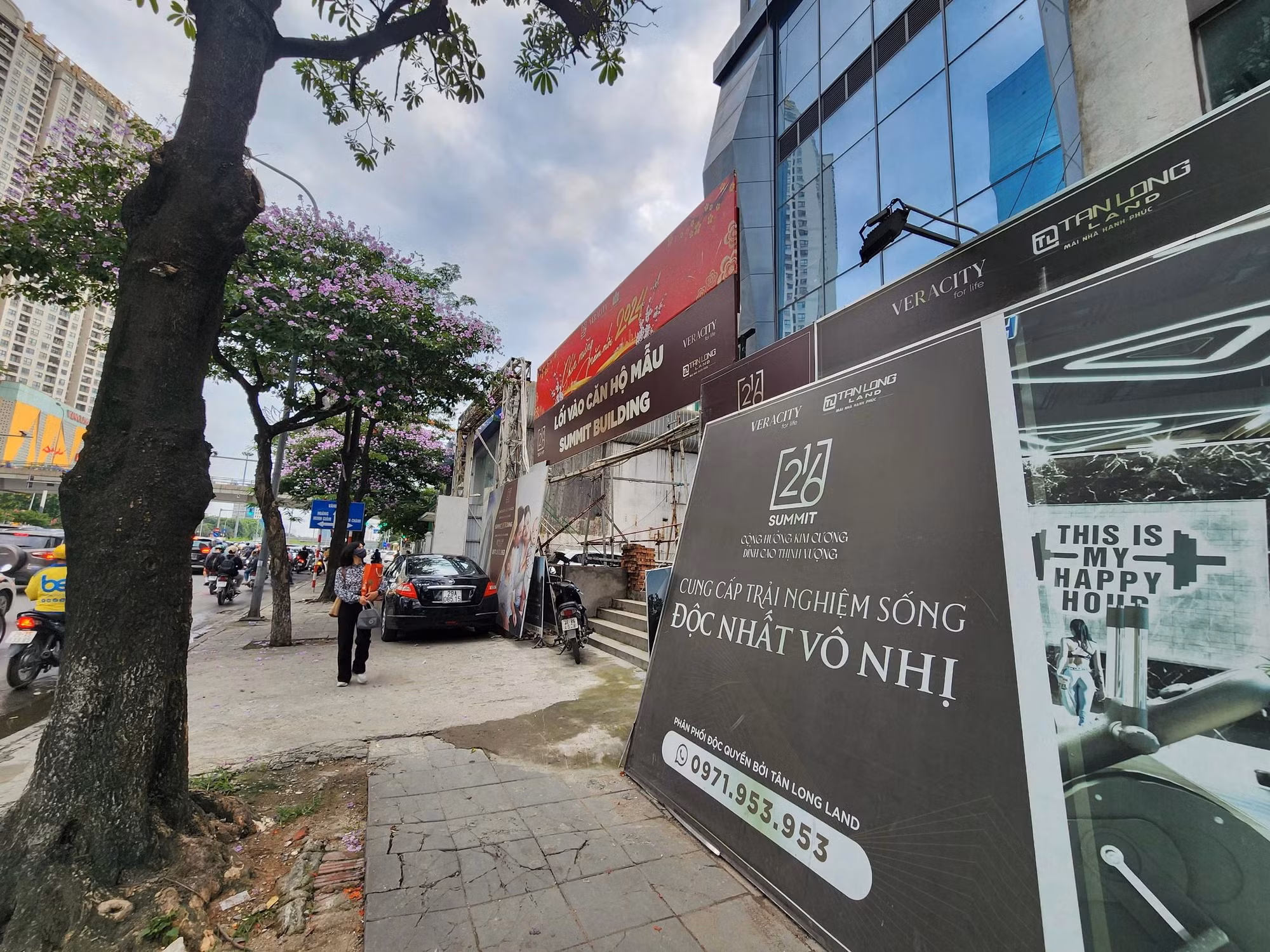 Trao đổi với PV, đại diện quận Cầu Giấy cho biết, quận không biết vì sao dự án dừng hoạt động. Quận cũng không biết chủ đầu tư bởi chủ đầu tư chưa bao giờ liên hệ. Được biết, tháng 2/2023, hàng trăm khách hàng căng băng rôn yêu cầu chủ đầu tư dự án bàn giao căn hộ theo đúng tiến độ.