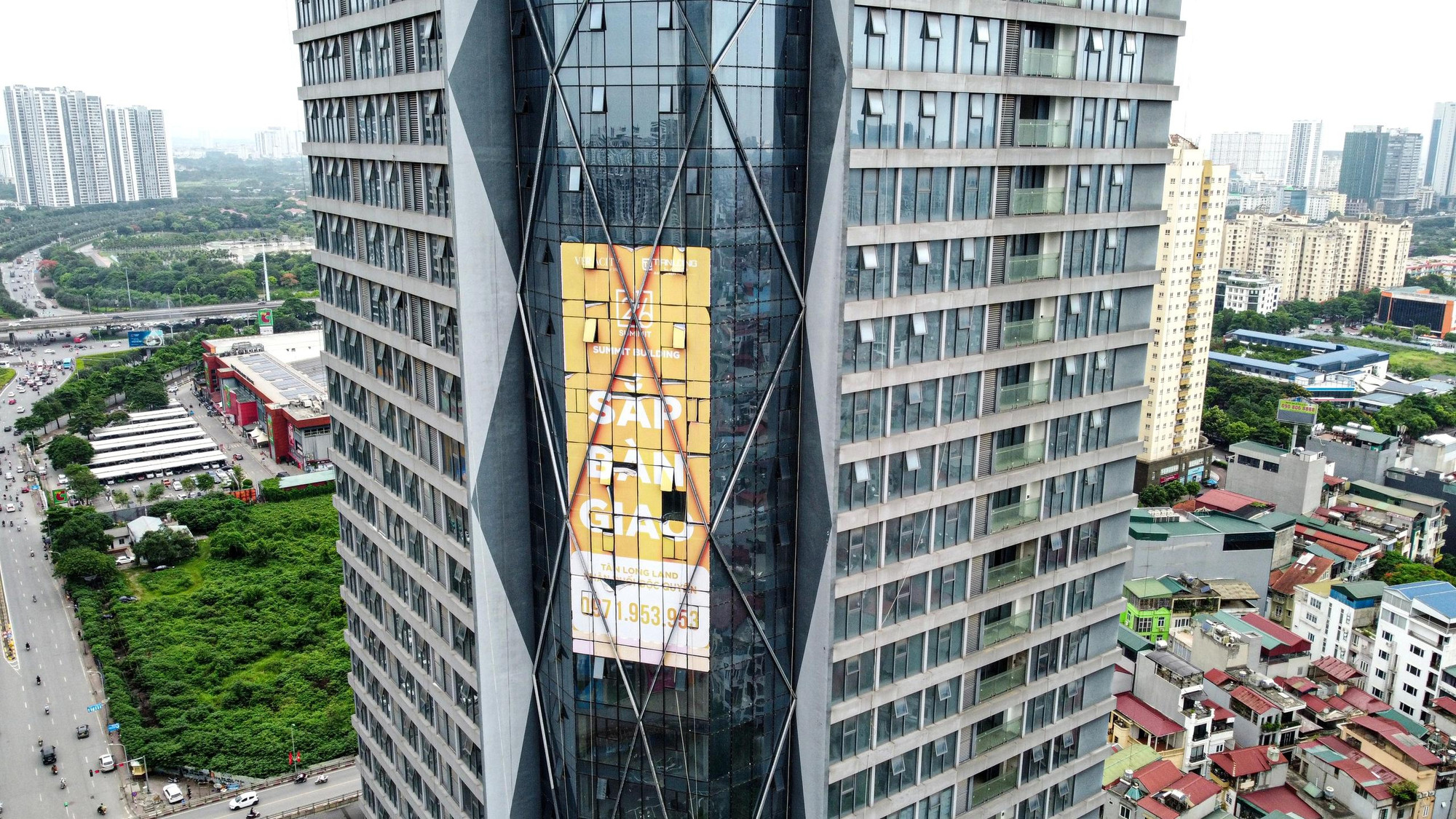 Đáng chú ý, 3 năm sau (tháng 2/2017), Phó chủ tịch UBND TP Hà Nội Nguyễn Quốc Hùng ký quyết định cho phép Công ty Hoa Phượng Thăng Long Hà Nội (trong đó có Công ty TNHH Thương mại đầu tư bất động sản 216 là đơn vị hợp tác đầu tư) chuyển đổi mục đích sử dụng toàn bộ diện tích 2.373m2 sang đầu tư xây dựng nhà ở cao tầng kết hợp dịch vụ thương mại - Summit Building.