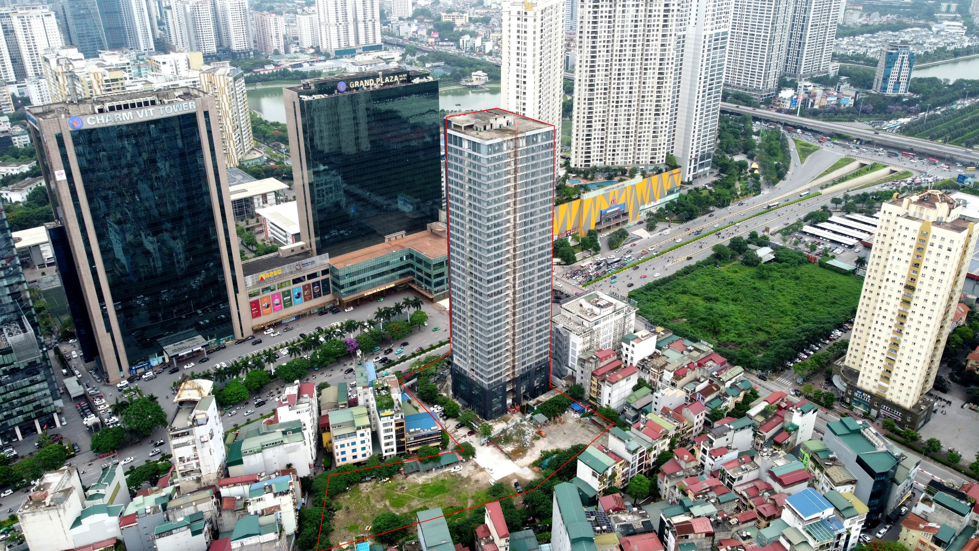 Theo quyết định của thành phố, Sở Địa chính nhà đất Hà Nội (nay là Sở TN&amp;MT) đã ký hợp đồng cho Công ty Hoa Phượng Thăng Long thuê, nộp tiền thuê đất hàng năm, sau đó cấp chứng nhận quyền sử dụng đất vào năm 2004.