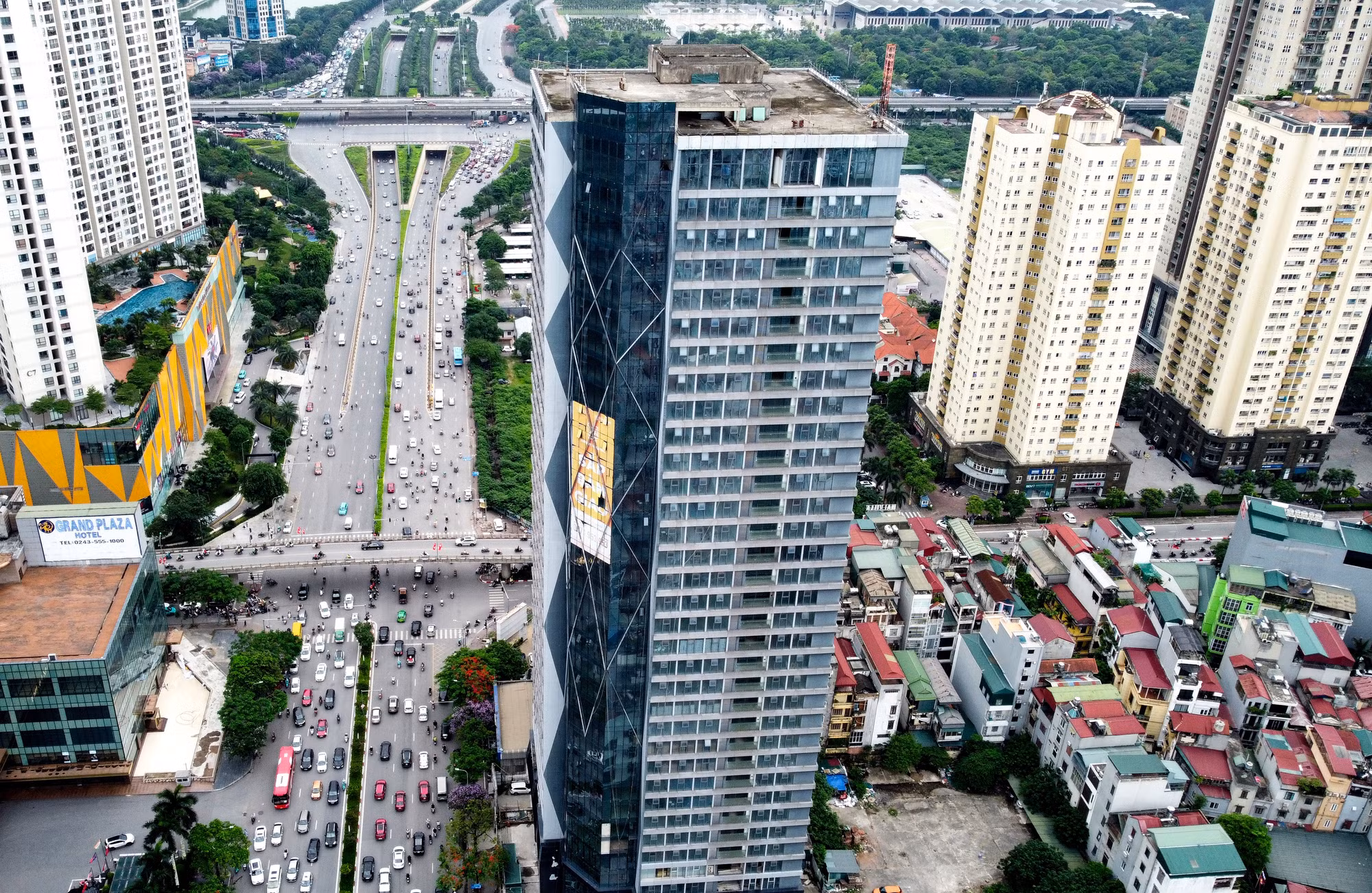 Sau hơn chục năm “án binh bất động”, tháng 9/2014, dự án này bắt đầu được “xé” đôi, Công ty Hoa Phượng Thăng Long chuyển nhượng một phần dự án cho Công ty TNHH Hoa Phượng Thăng Long Hà Nội.