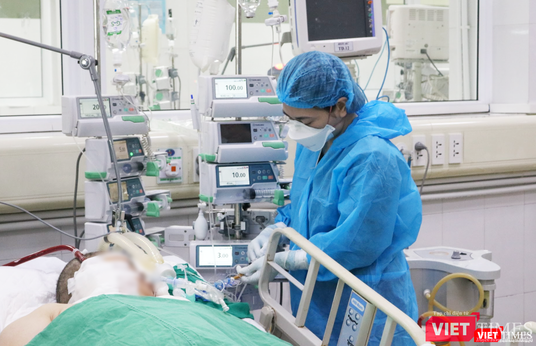 Bác sĩ chăm sóc cho bệnh nhân nặng (Ảnh - Minh Thuý) Bác sĩ chăm sóc cho bệnh nhân nặng (Ảnh - Minh Thuý)