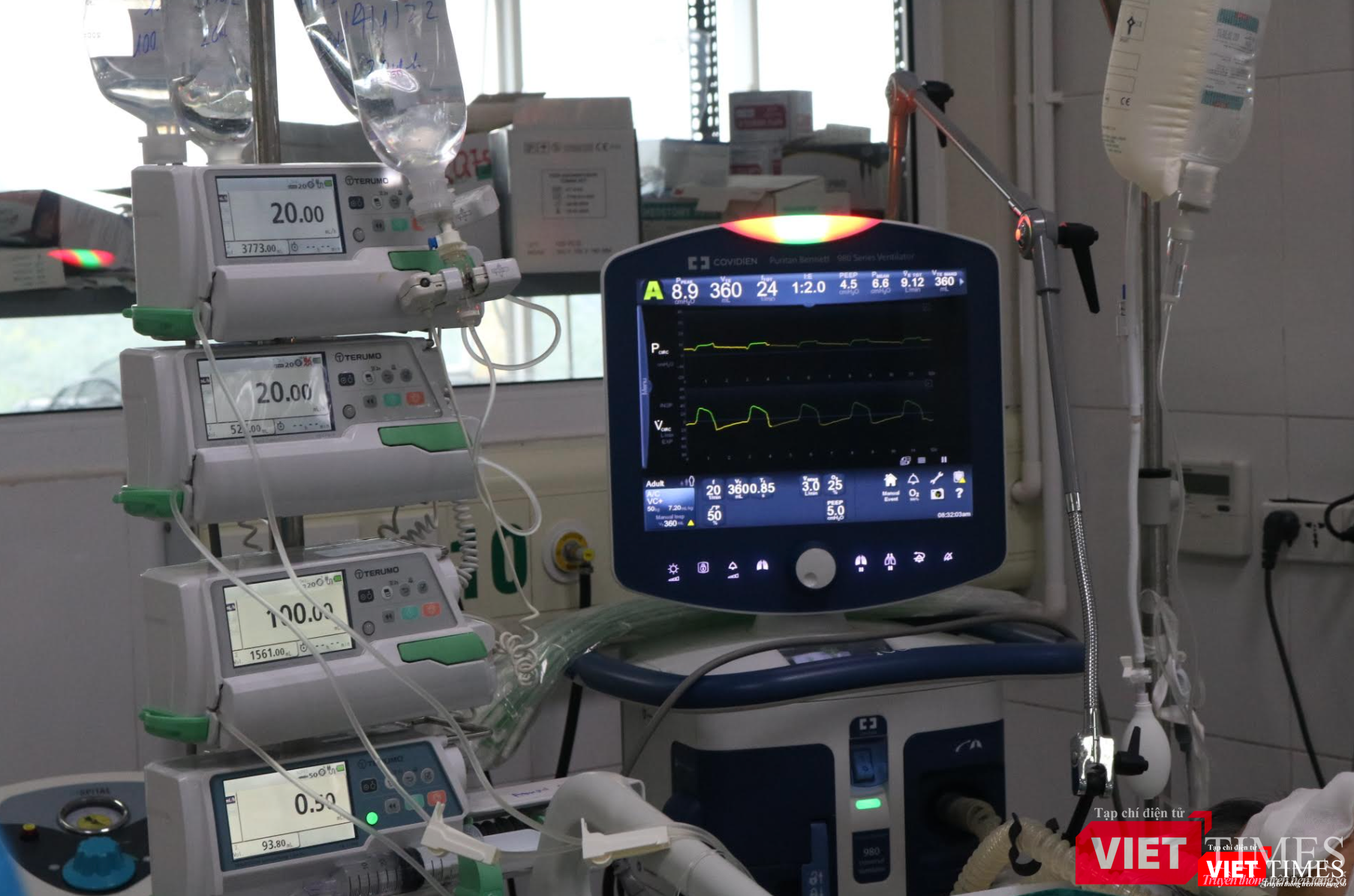 Hàng loạt máy móc kèm theo trên giường của bệnh nhân nặng (Ảnh - Minh Thuý)