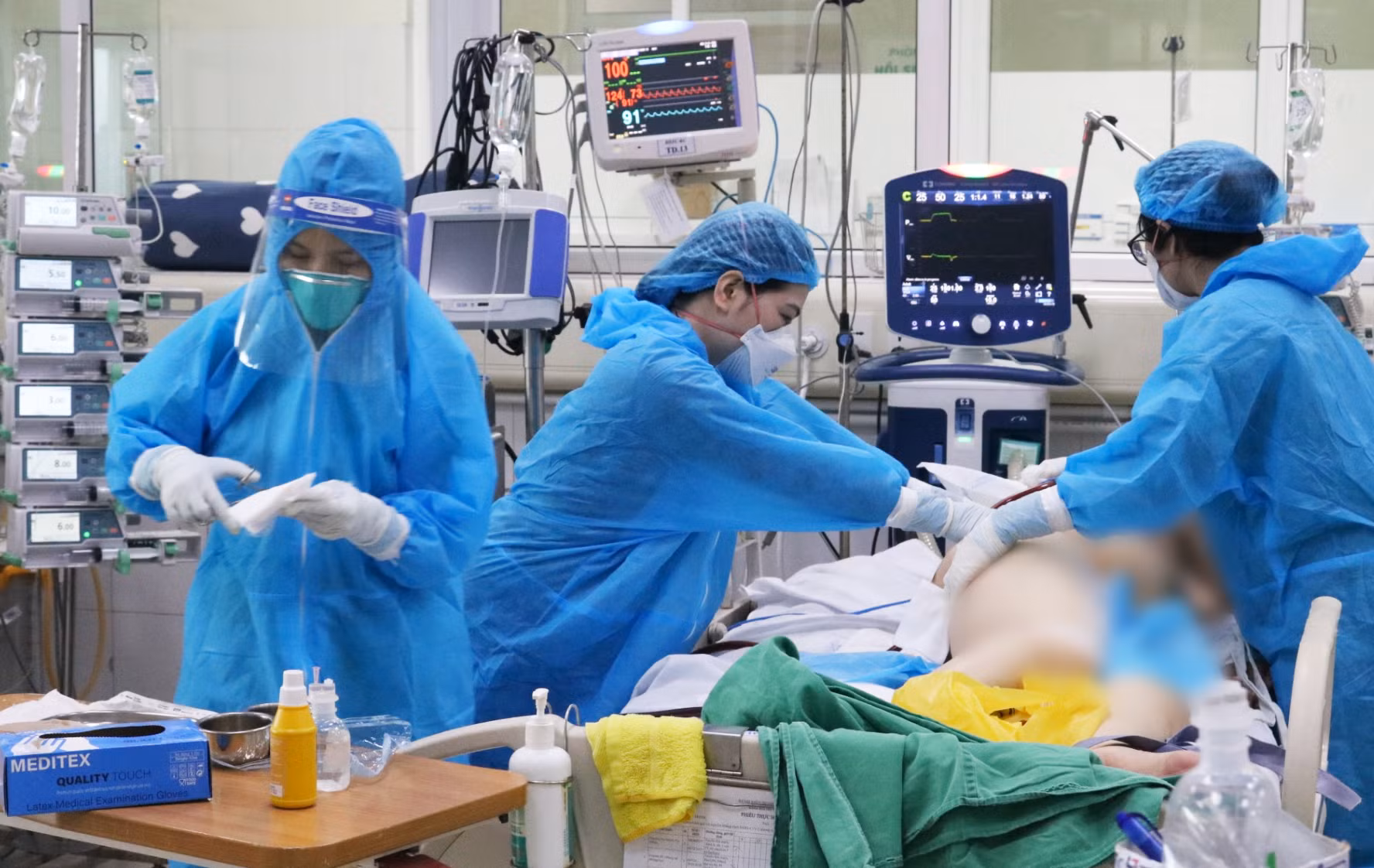 Các bác sĩ phối hợp chăm sóc bệnh nhân COVID-19 nặng (Ảnh - Minh Thuý) 