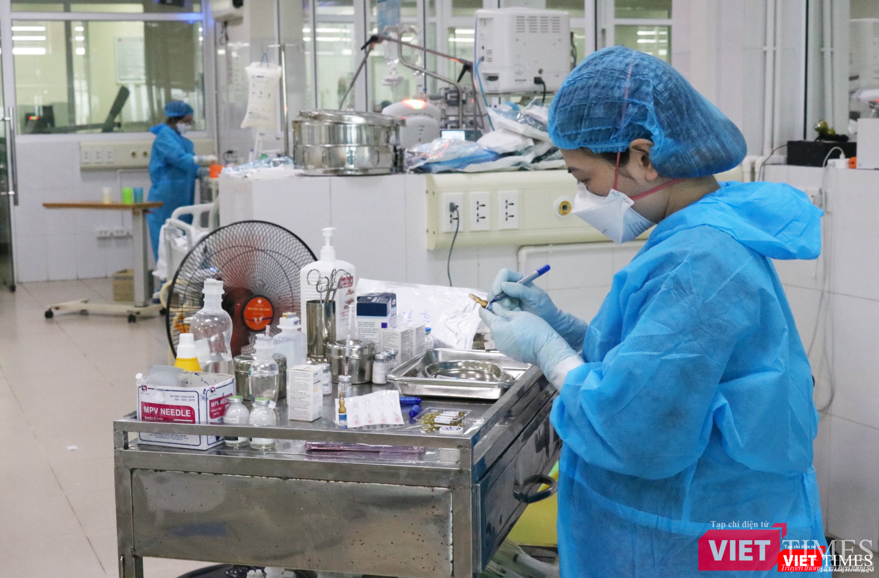 Điều dưỡng ghi chú thuốc dùng cho bệnh nhân (Ảnh - Minh Thuý)