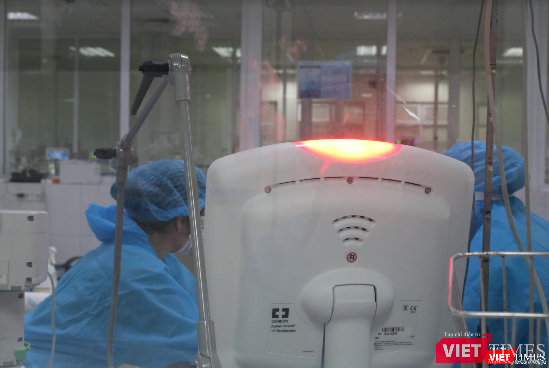 Khi âm thanh báo động vang lên, các bác sĩ ngay lập tức đến để hỗ trợ bệnh nhân (Ảnh - Minh Thuý)