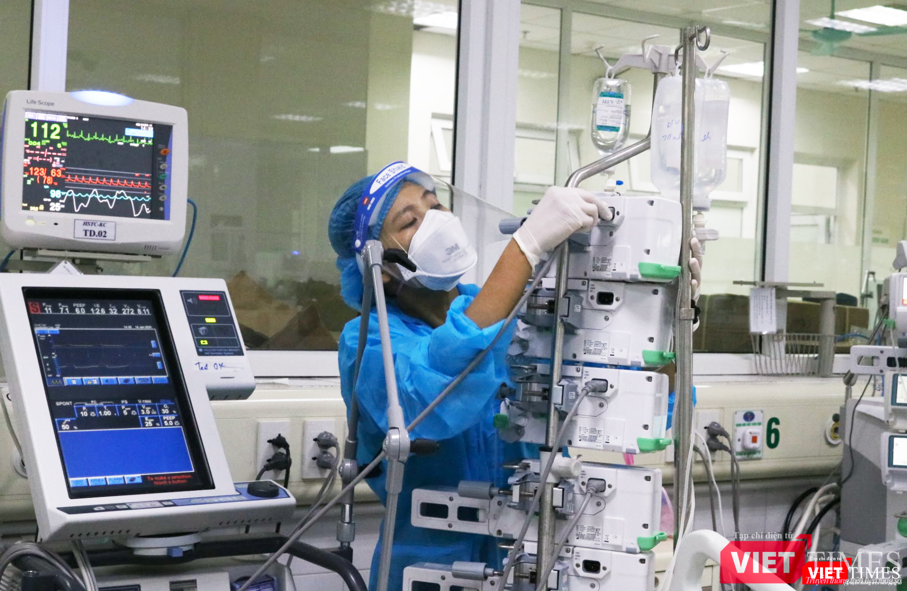 Kiểm tra máy móc hỗ trợ cho người bệnh (Ảnh - Minh Thuý)