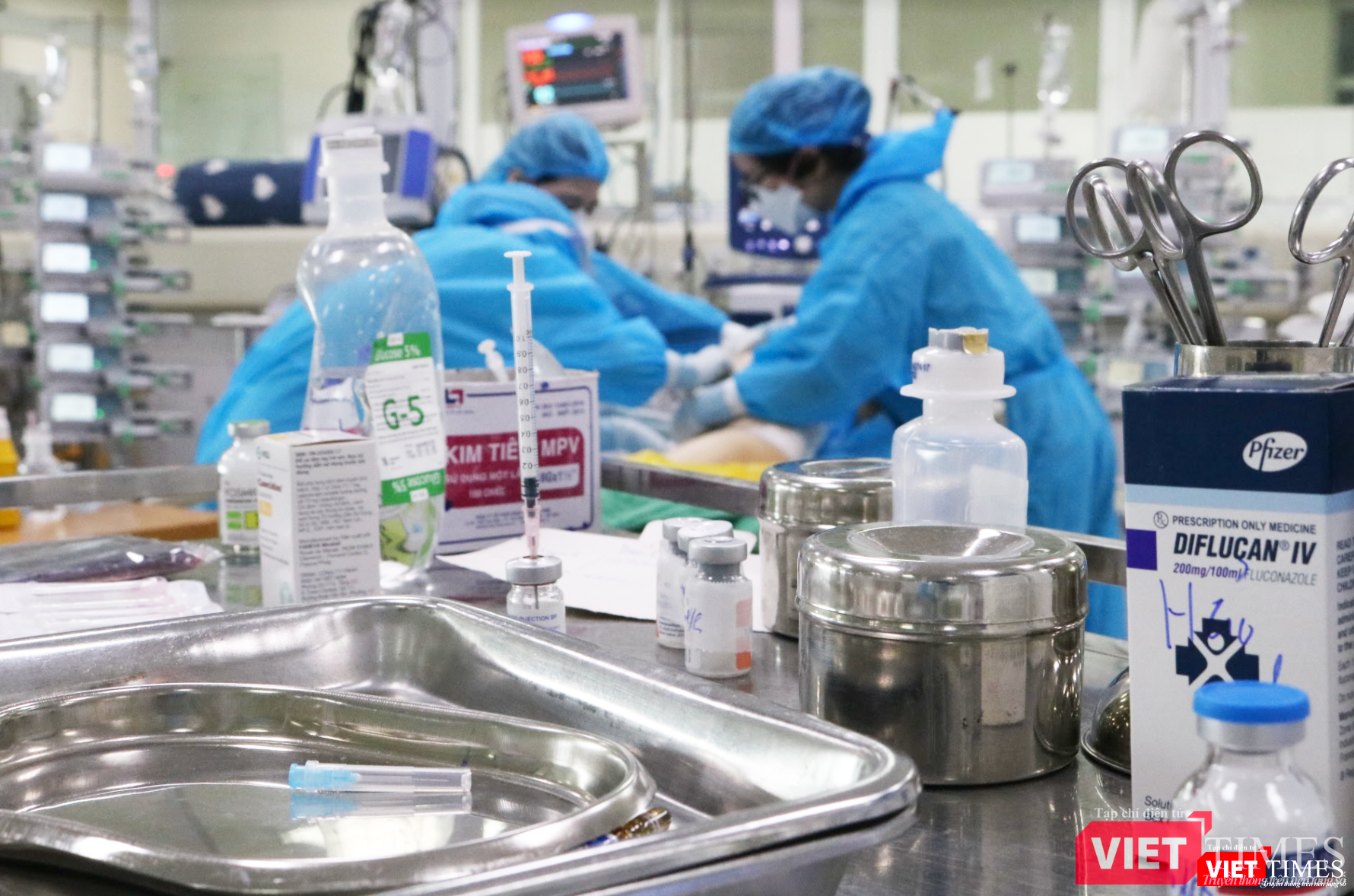 Cùng nhau chăm sóc cho ca bệnh nặng (Ảnh - Minh Thuý)