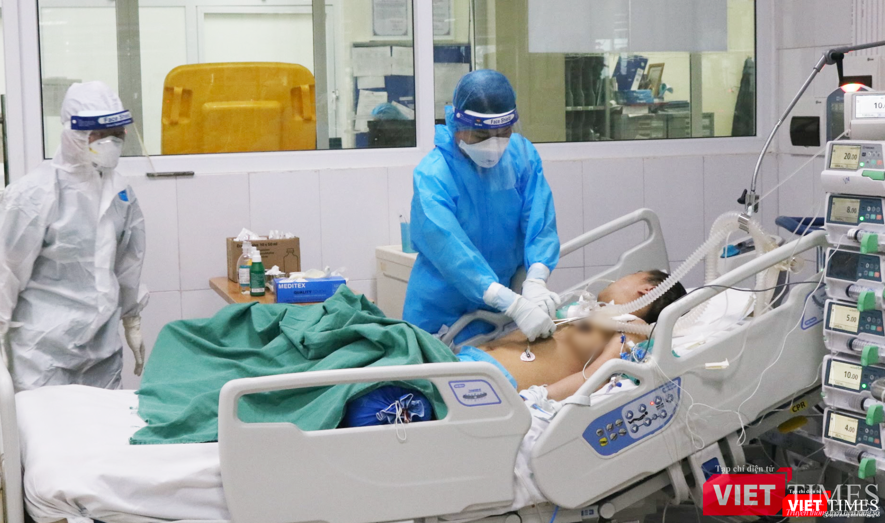 Bác sĩ khám cho người bệnh (Ảnh - Minh Thuý) Bác sĩ khám cho người bệnh (Ảnh - Minh Thuý)