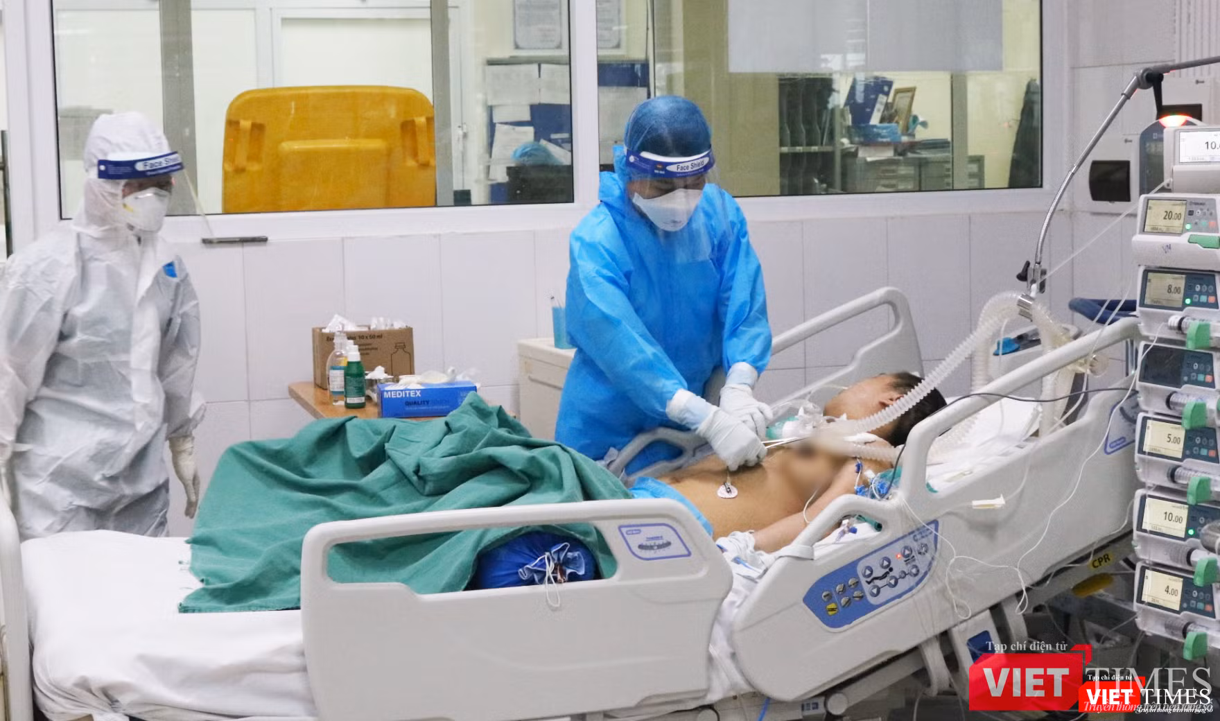 Bác sĩ khám cho người bệnh (Ảnh - Minh Thuý)