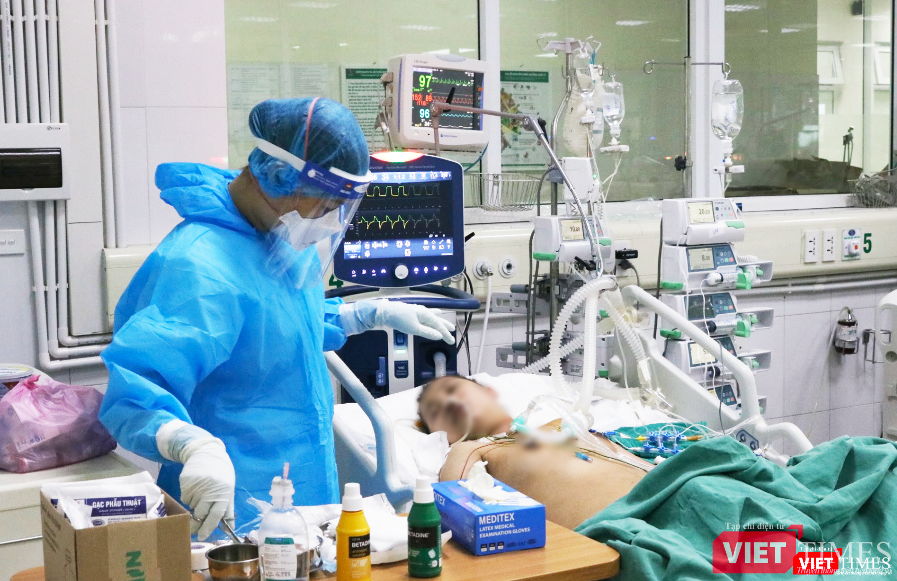 Các bác sĩ, điều dưỡng chăm sóc người bệnh đang hôn mê (Ảnh - Minh Thuý)