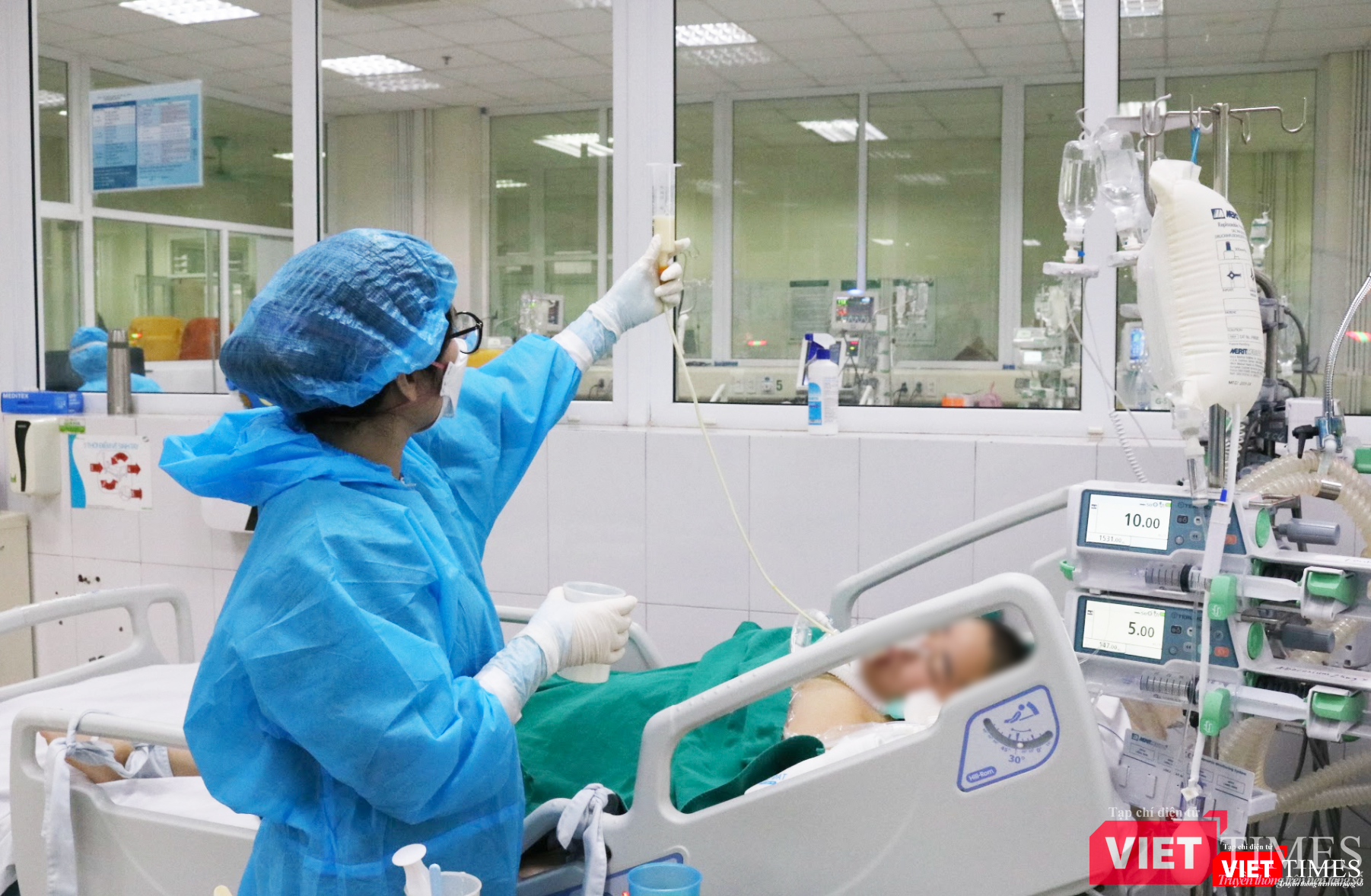 Thao tác cho người bệnh ăn qua ống (Ảnh - Minh Thuý)