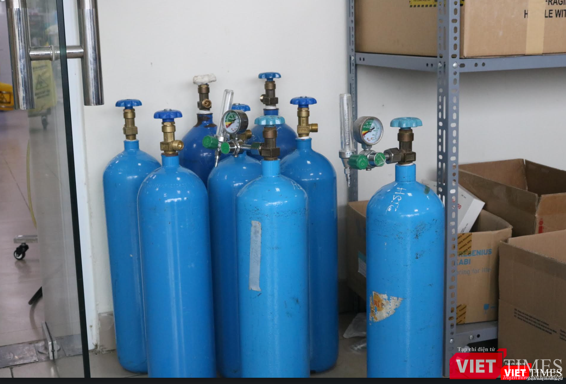 Nhiều bình oxy được dự trữ sẵn để phục vụ bệnh nhân (Ảnh - Minh Thuý)