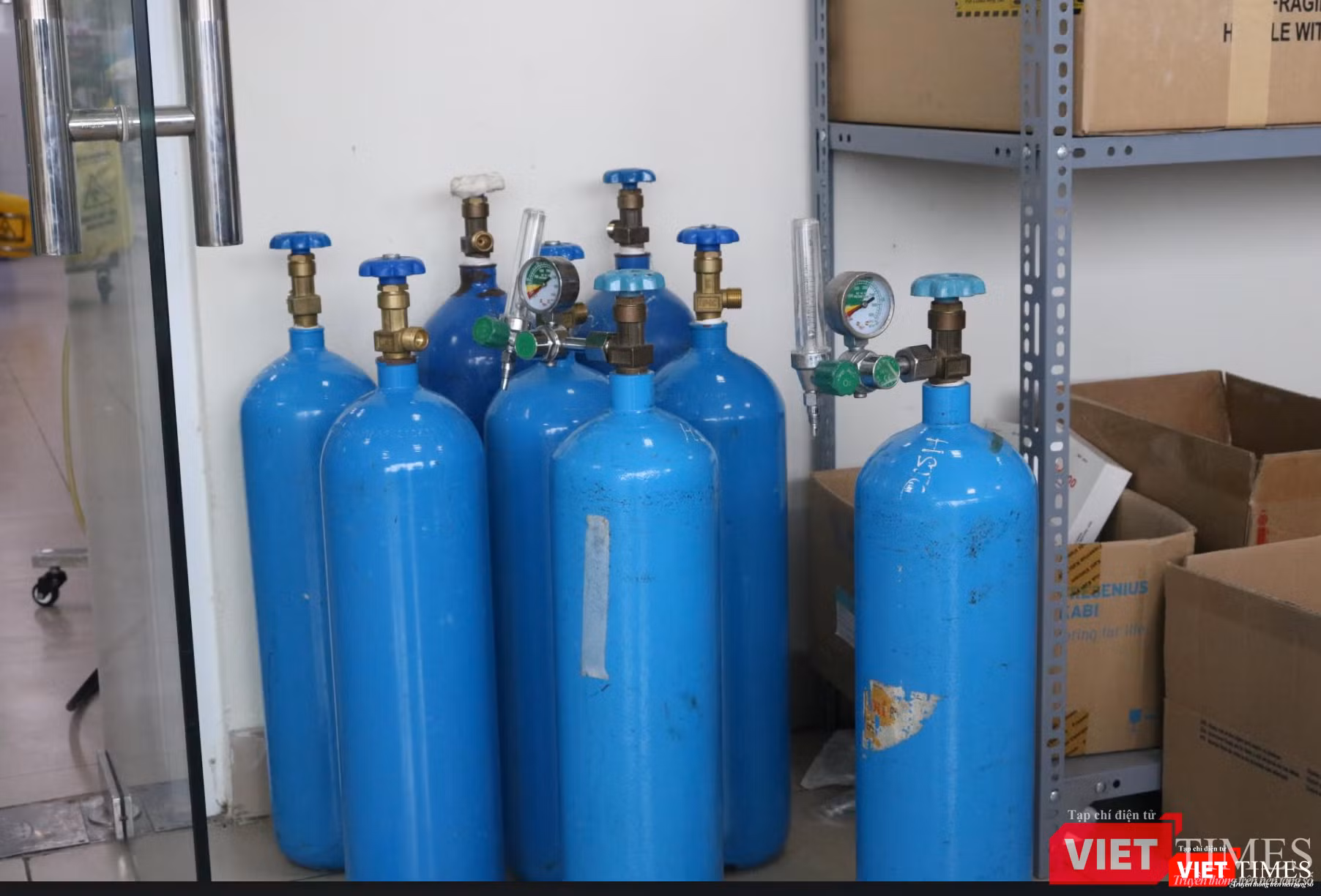 Nhiều bình oxy được dự trữ sẵn để phục vụ bệnh nhân (Ảnh - Minh Thuý)