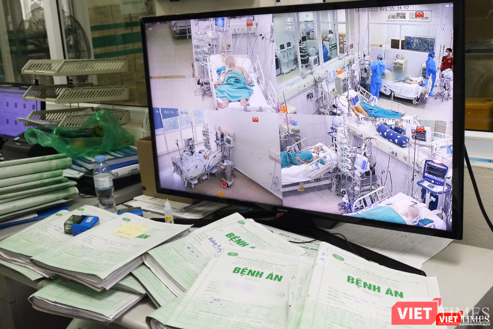 Bàn làm việc của các bác sĩ la liệt bệnh án cùng camera theo dõi tình hình người bệnh (Ảnh - Minh Thuý)