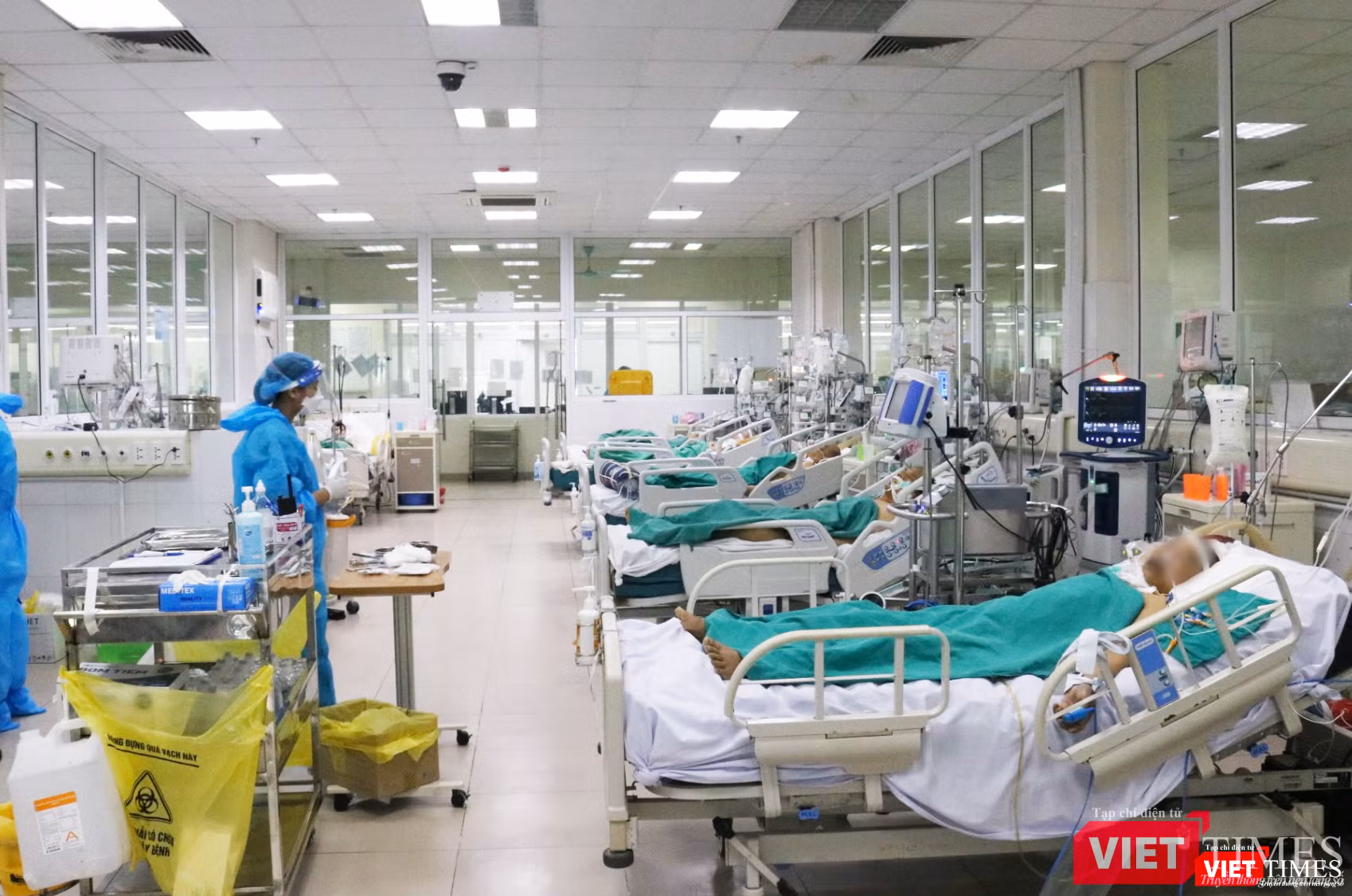 Toàn cảnh khu vực chăm sóc bệnh nhân COVID-19 nặng tại Khoa Hồi sức tích cực, Bệnh viện Bệnh Nhiệt đới Trung ương (Ảnh - Minh Thuý)