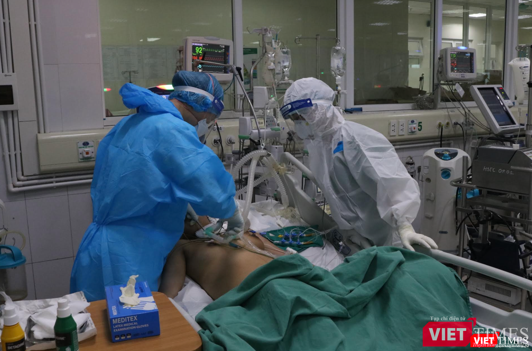 Kiểm tra tình trạng của người bệnh để kịp thời xử lý (Ảnh - Minh Thuý)