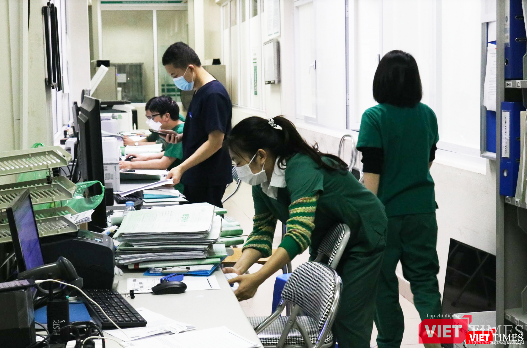Không khí làm việc tất bật, trực 24/24 của các bác sĩ để cứu chữa người bệnh (Ảnh - Minh Thuý) Không khí làm việc tất bật, trực 24/24 của các bác sĩ để cứu chữa người bệnh (Ảnh - Minh Thuý)