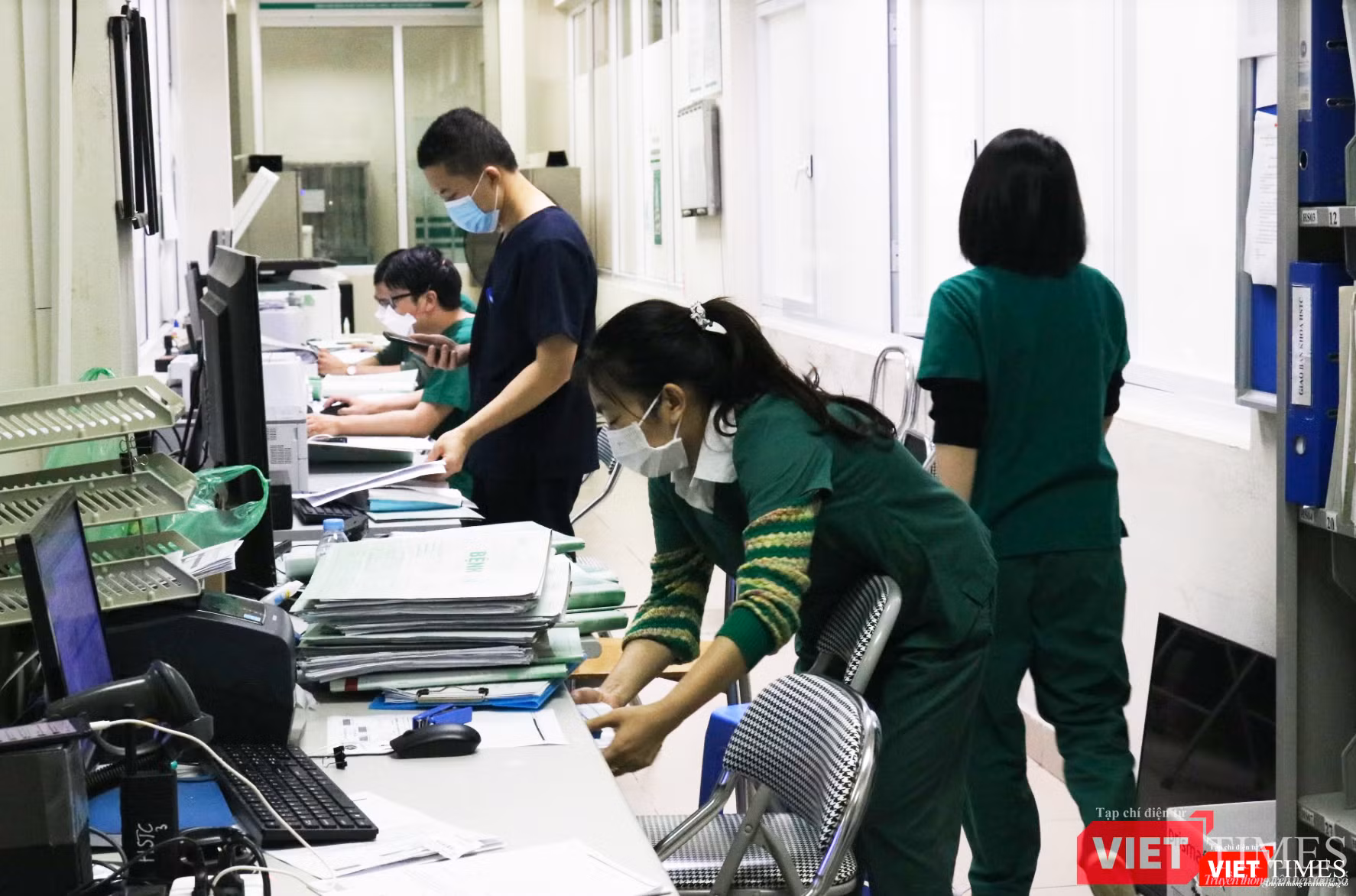 Không khí làm việc tất bật, trực 24/24 của các bác sĩ để cứu chữa người bệnh (Ảnh - Minh Thuý)