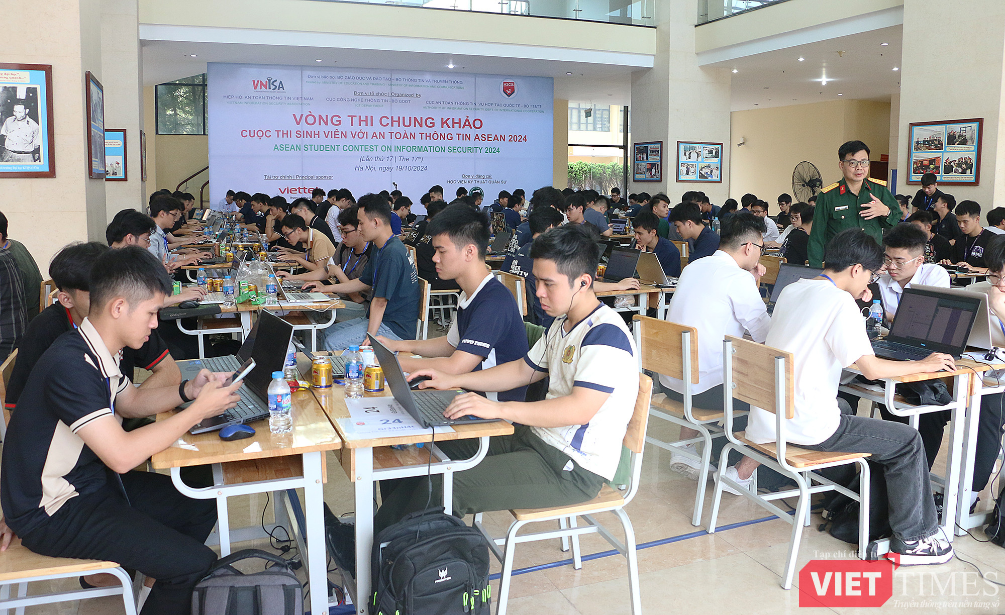 vt_sinh vien thi 1.jpg