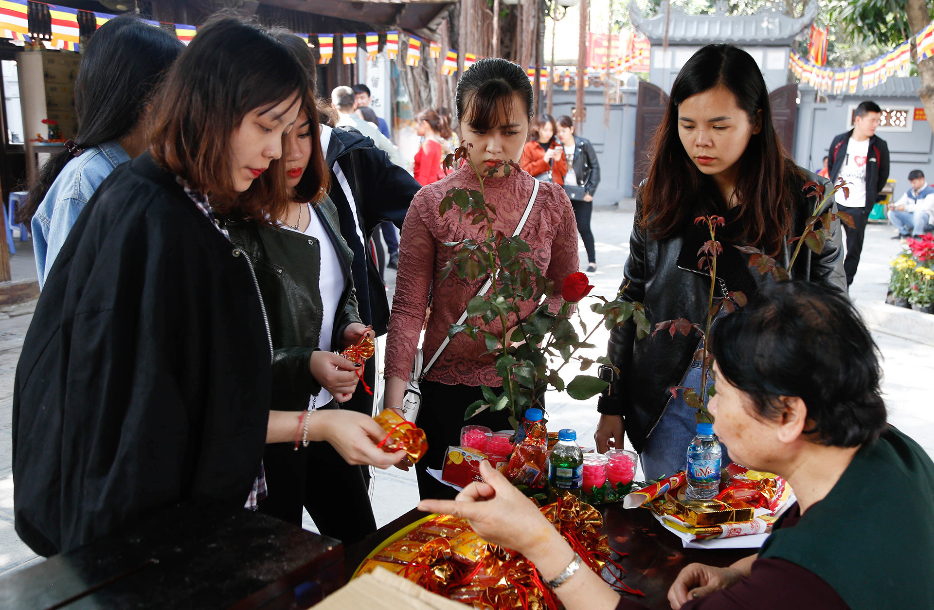 Nam thanh nữ tú đến chùa Hà xin thoát ế tăng đột biến vào Valentine hình ảnh 7 Nam thanh nu tu den chua Ha xin thoat e tang dot bien vao Valentine hinh anh 7