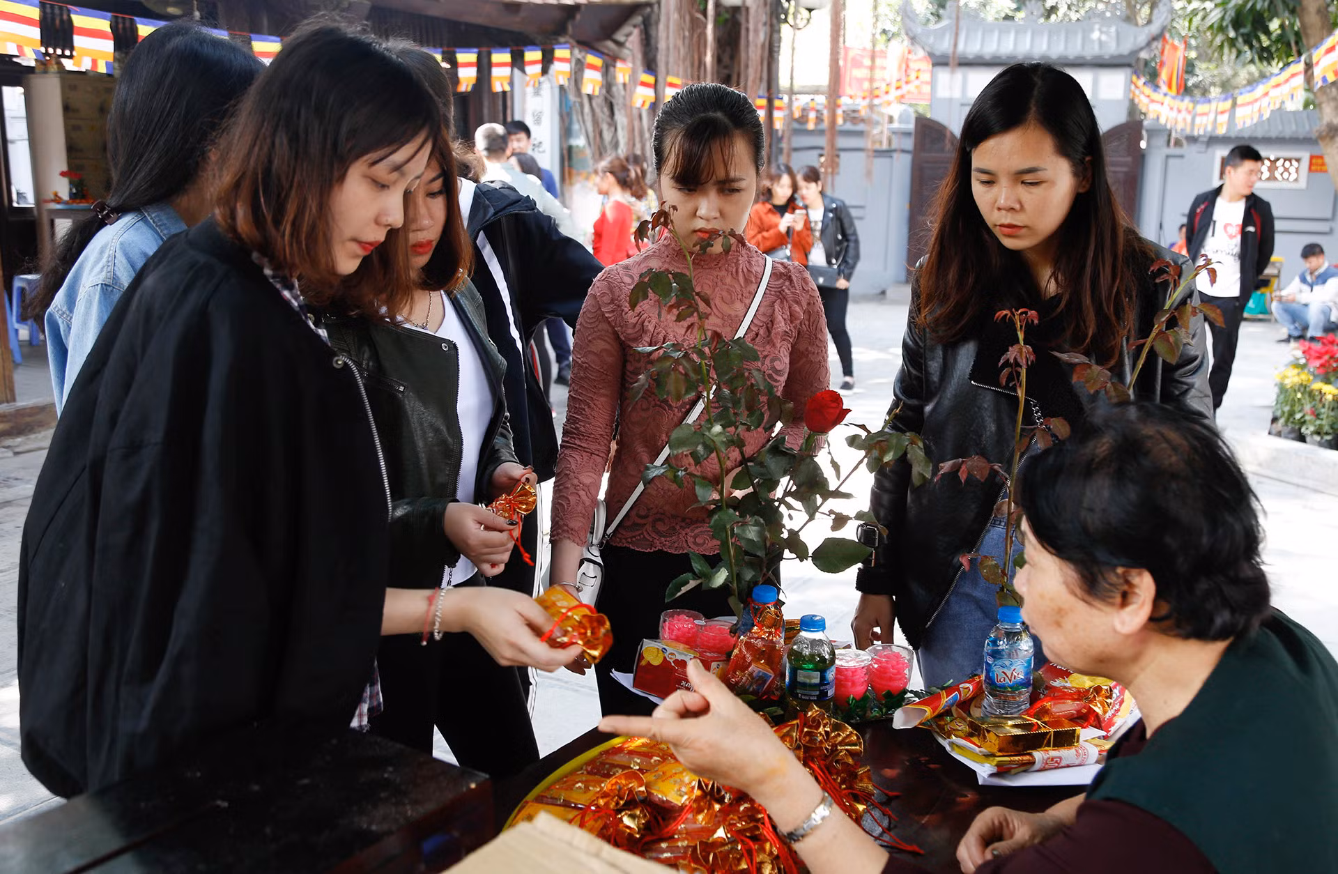 Nam thanh nữ tú đến chùa Hà xin thoát ế tăng đột biến vào Valentine hình ảnh 7 Nam thanh nu tu den chua Ha xin thoat e tang dot bien vao Valentine hinh anh 7