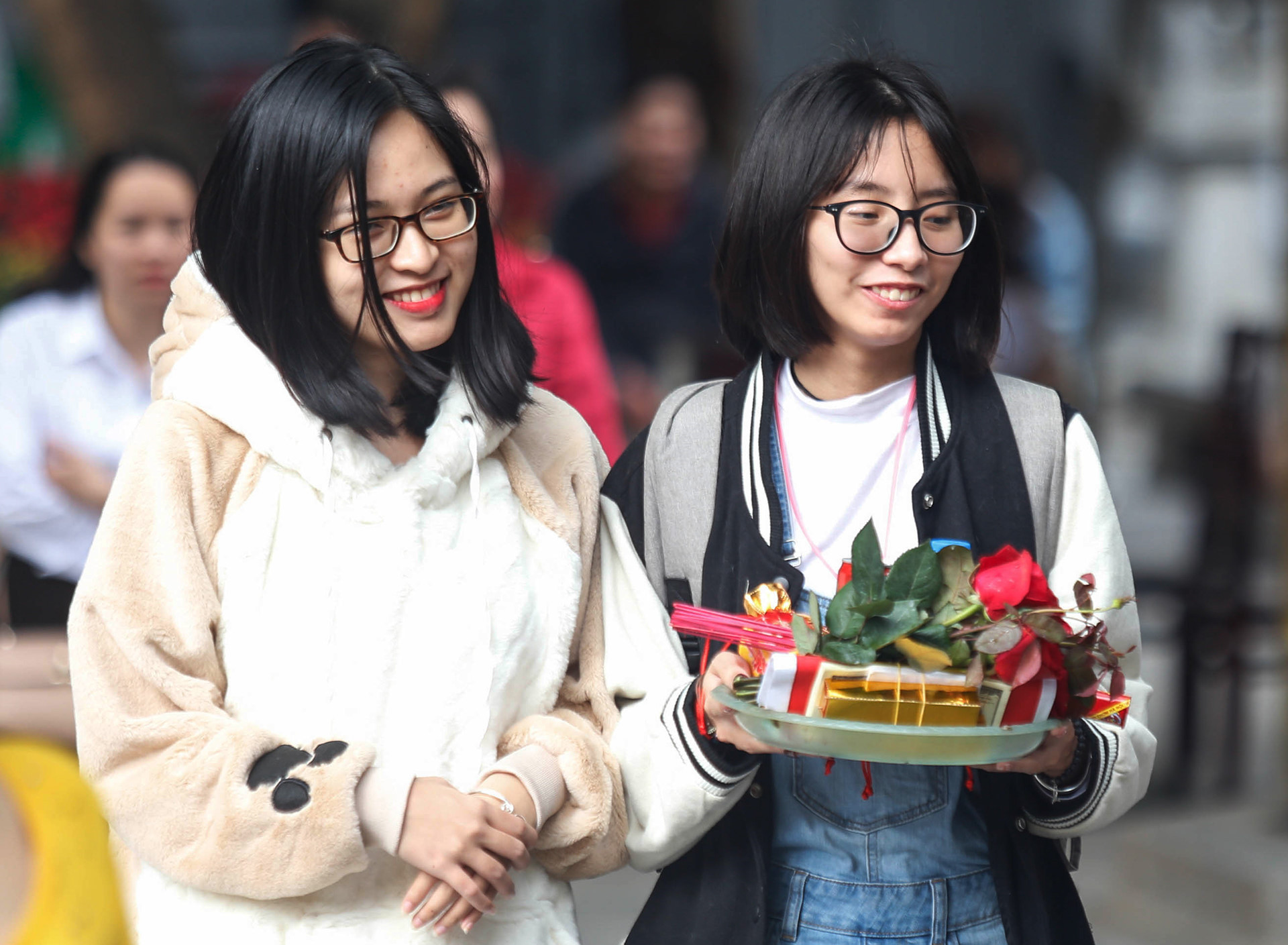 Các bạn trẻ rỉ tai nhau cứ thành tâm mà đến chùa Hà, những người cô đơn sẽ tìm được ý trung nhân của mình, còn các đôi trẻ sẽ càng thêm bền chặt, hạnh phúc. Nam thanh nu tu den chua Ha xin thoat e tang dot bien vao Valentine hinh anh 3