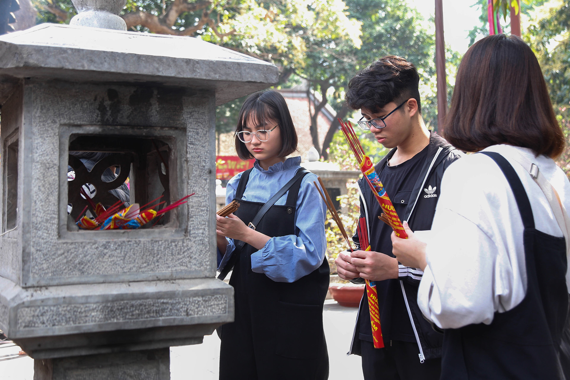 Từ lâu, chùa Hà đã nổi tiếng là nơi dành cho các bạn trẻ đến cầu duyên, sức khỏe, tài lộc và bình an. Bắt đầu từ mùng 1 Tết, nơi đây luôn trong tình trạng đông đúc. Nam thanh nu tu den chua Ha xin thoat e tang dot bien vao Valentine hinh anh 2