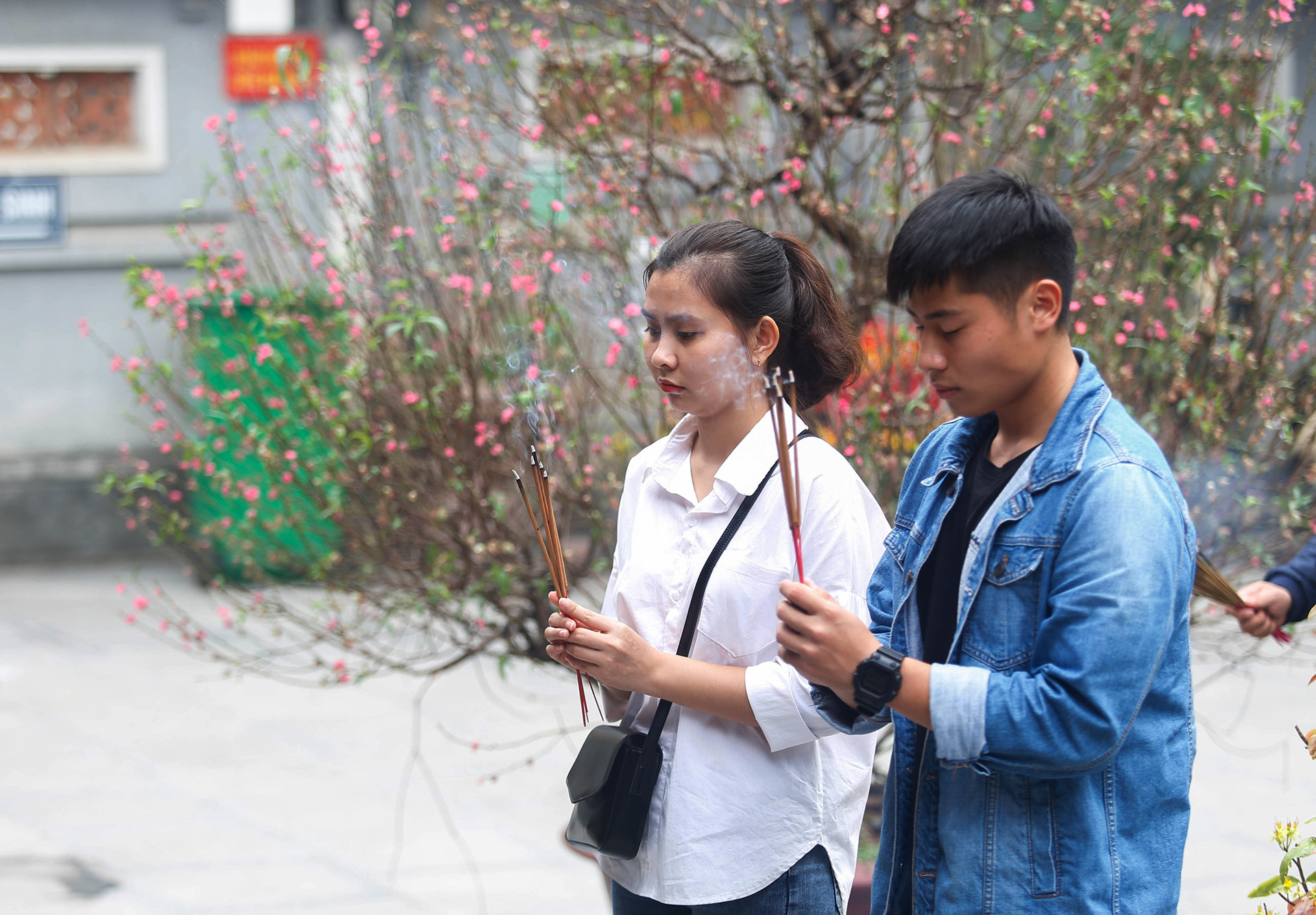 Không chỉ nam nữ "cô đơn lẻ bóng", các đôi trẻ cũng cùng nhau đi lễ chùa đầu năm với ước nguyện tình yêu họ sẽ được viên mãn, bền chặt. Nam thanh nu tu den chua Ha xin thoat e tang dot bien vao Valentine hinh anh 9